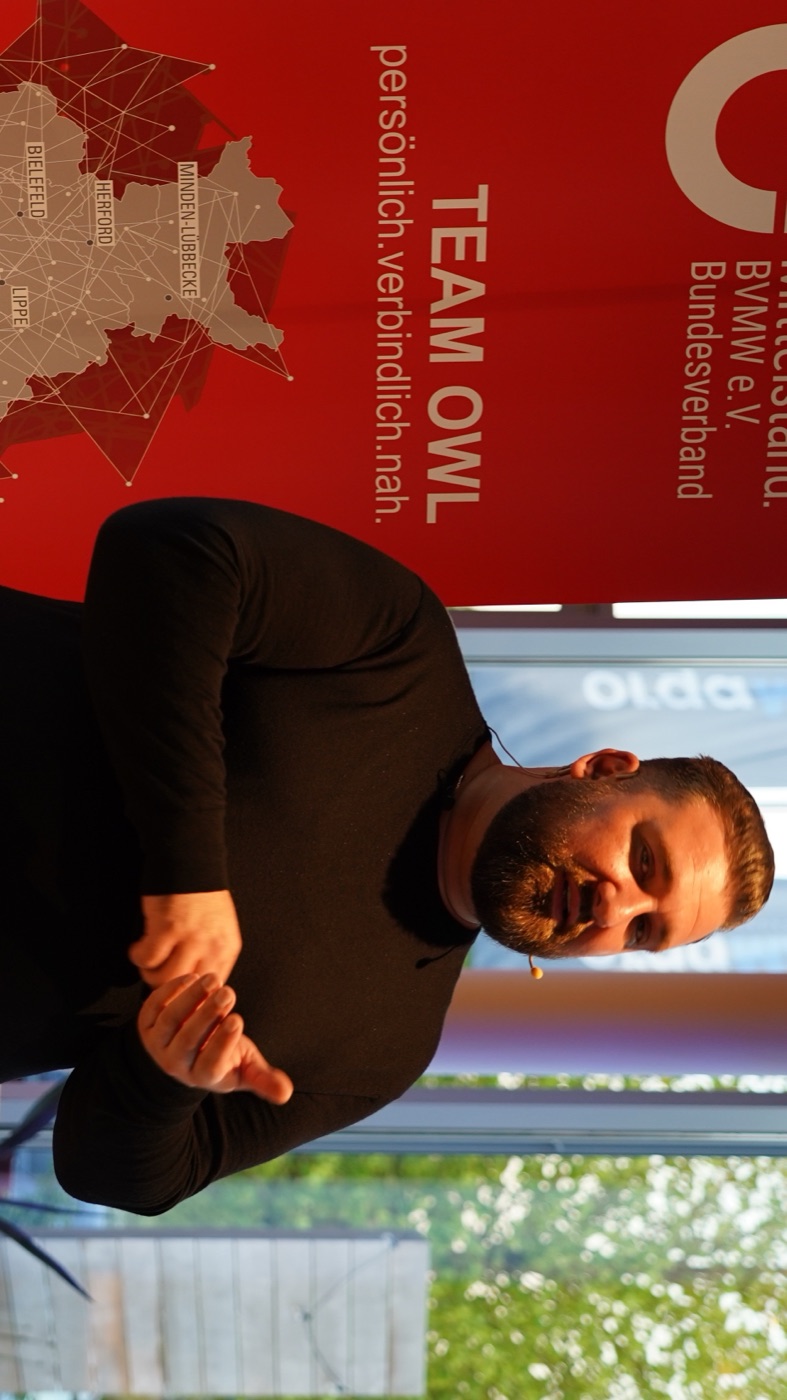 Tobias Busche bei einem Vortrag, Team OWL